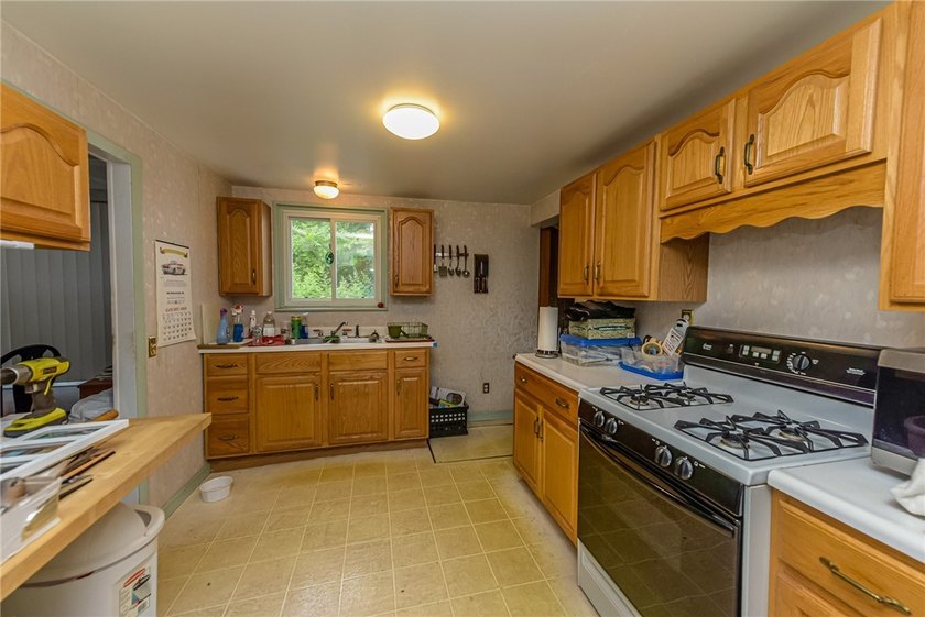 Welcome to 47 Chippendale Rd! This two bedroom home offers a - photo 5