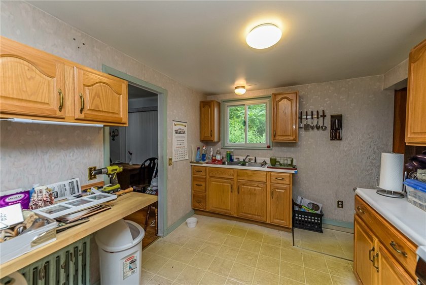 Welcome to 47 Chippendale Rd! This two bedroom home offers a - photo 6
