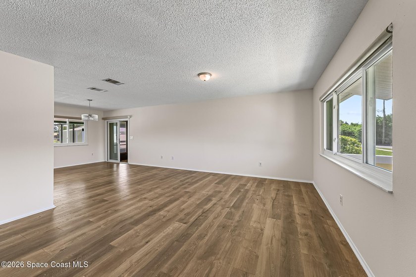 THIS IS A MUST SEE! Extremely Well-Maintained, Remodeled, 3 - photo 12