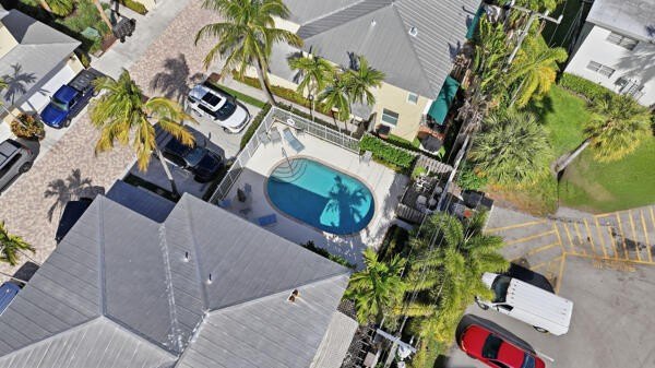 Welcome to Old Florida Bungalow Townhomes. A tastefully - photo 5