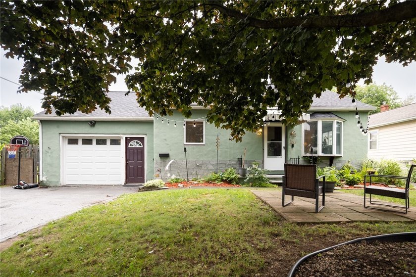 If you're searching for a home that's cute as a button, move-in - photo 3
