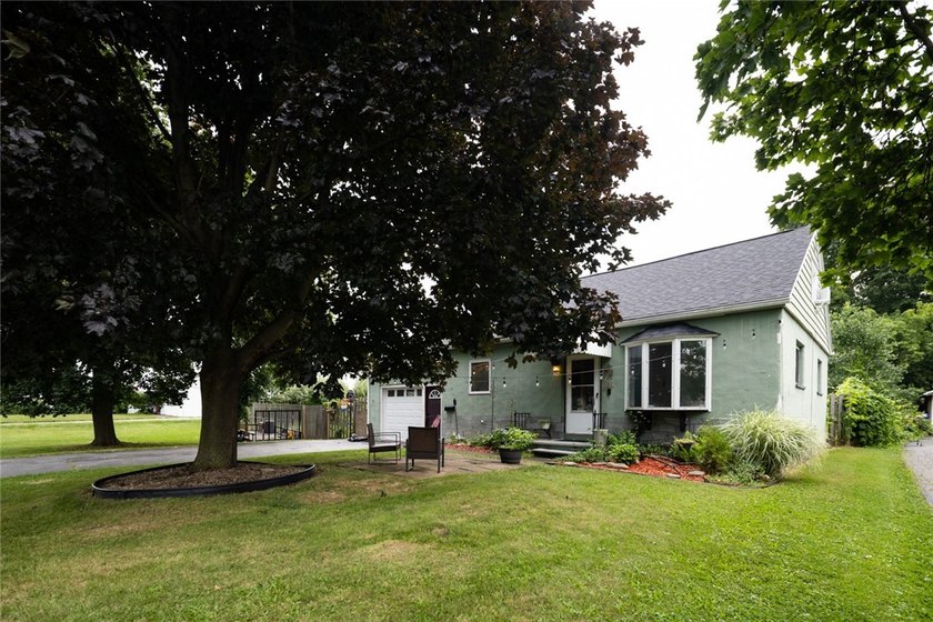 If you're searching for a home that's cute as a button, move-in - photo 4