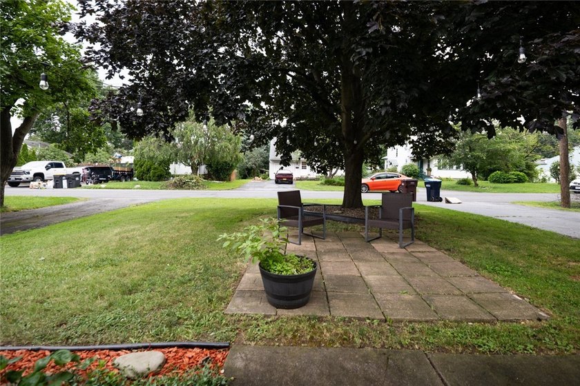 If you're searching for a home that's cute as a button, move-in - photo 5