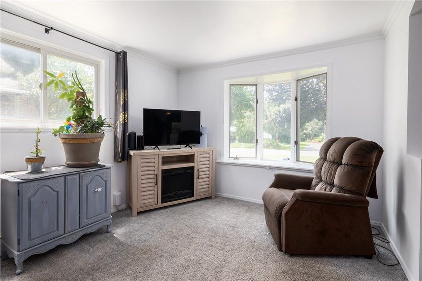 If you're searching for a home that's cute as a button, move-in - photo 8