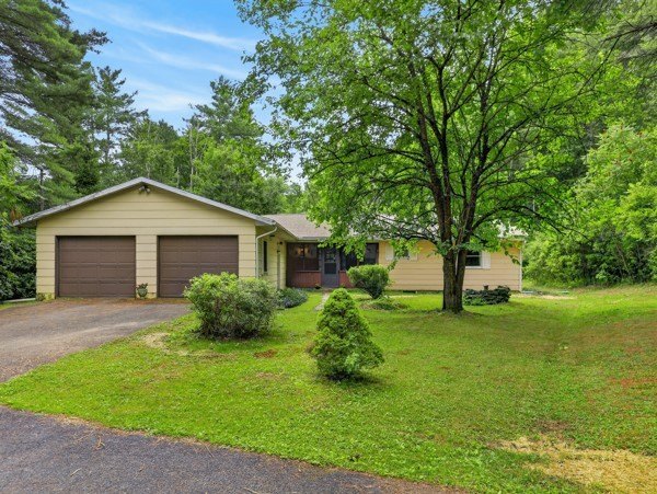 Country Home with Peaceful Outdoor Living set on 10.61 wooded - photo 2