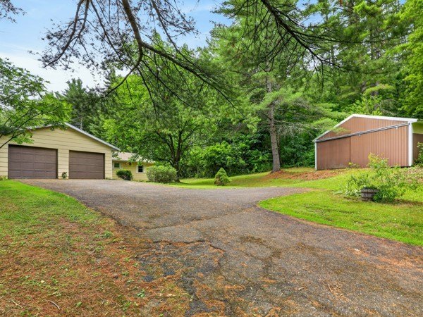 Country Home with Peaceful Outdoor Living set on 10.61 wooded - photo 3