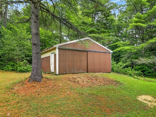 Country Home with Peaceful Outdoor Living set on 10.61 wooded - photo 7