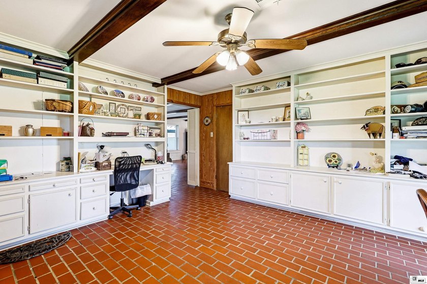 Welcome to your own private retreat! This stunning 4 bedroom, 4 - photo 15