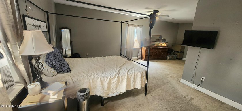 Spacious and full of potential-- a wonderful opportunity to make - photo 16