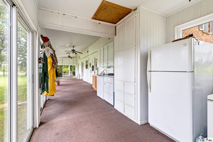 Welcome to your own private retreat! This stunning 4 bedroom, 4 - photo 21