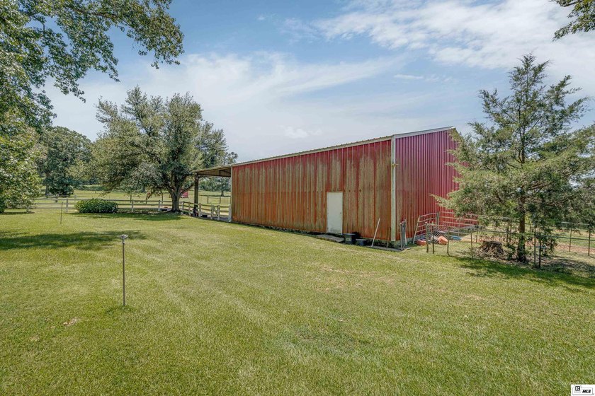 Welcome to your own private retreat! This stunning 4 bedroom, 4 - photo 38