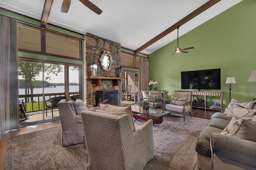 Fully furnished and beautifully renovated lakefront condo at - photo 9