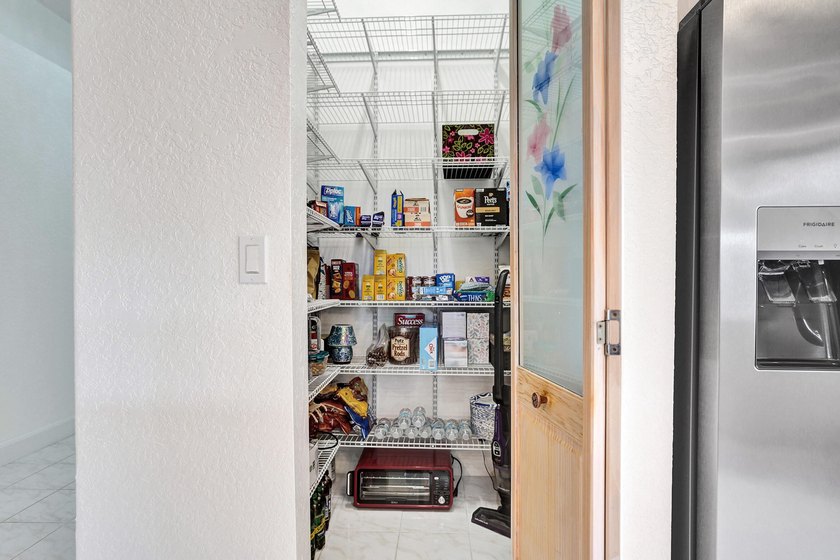 SUPERB SINGLE STORY 4 BED/2.5 BATH WATERFRONT HOME! Room to - photo 13