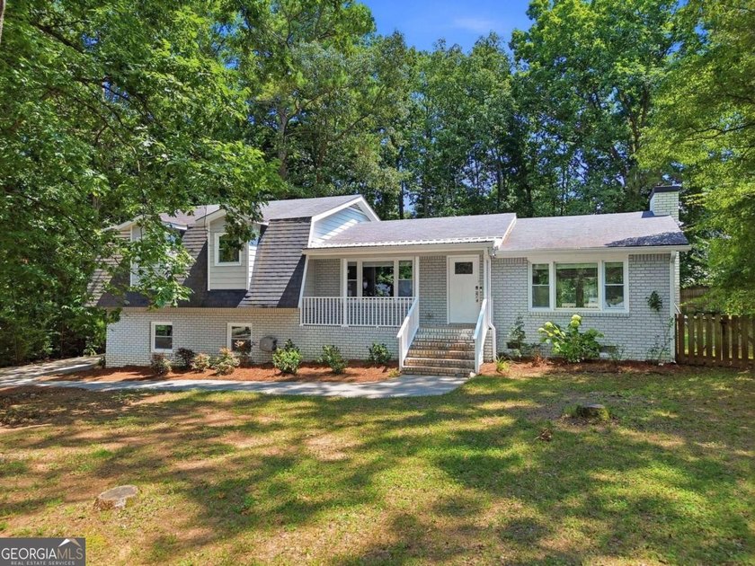 Welcome home to this beautifully renovated 3-bedroom, 2-bathroom - photo 2