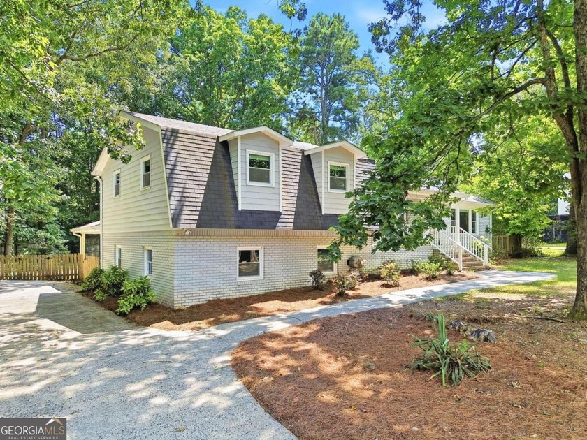 Welcome home to this beautifully renovated 3-bedroom, 2-bathroom - photo 3