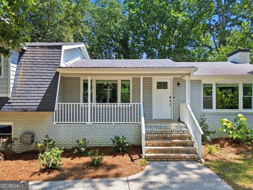 Welcome home to this beautifully renovated 3-bedroom, 2-bathroom - photo 4