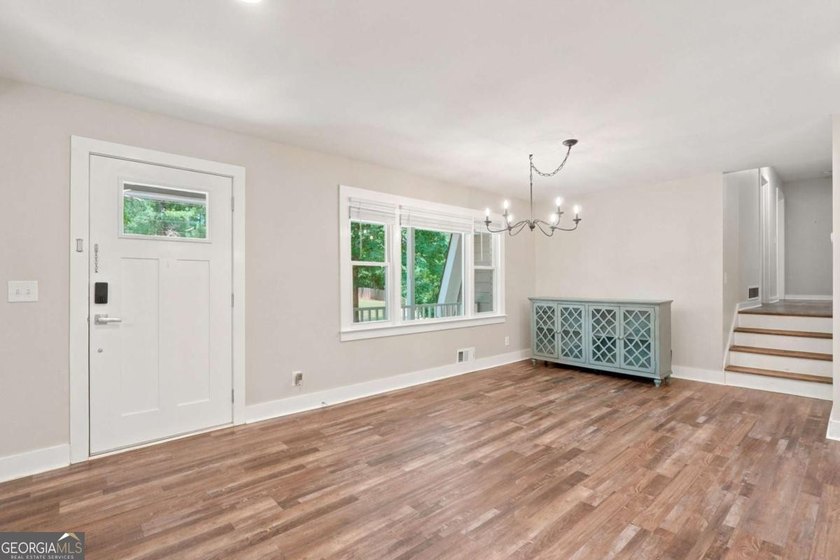 Welcome home to this beautifully renovated 3-bedroom, 2-bathroom - photo 7