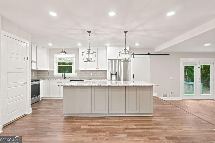 Welcome home to this beautifully renovated 3-bedroom, 2-bathroom - photo 10