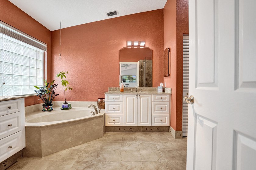 SUPERB SINGLE STORY 4 BED/2.5 BATH WATERFRONT HOME! Room to - photo 31