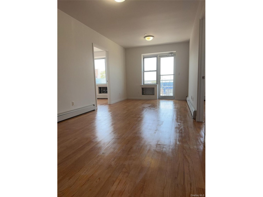 Conveniently located near Main St, 15 min away from 7 train - photo 2