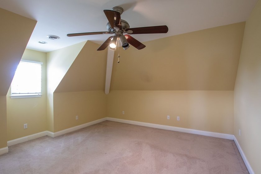 Spacious 4BR/4BA single-family home located just minutes from - photo 22