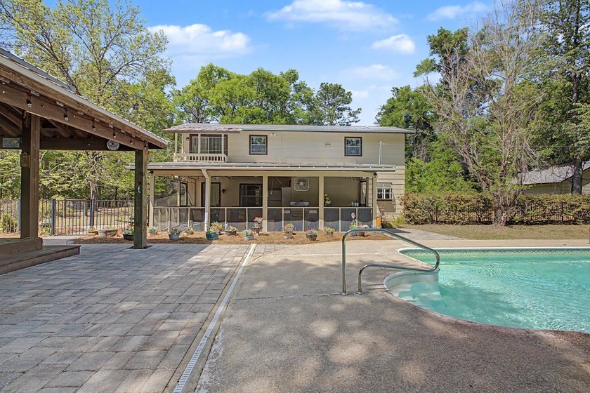 Tucked away on 3.5 acres on the north side of Crawfordville - photo 2