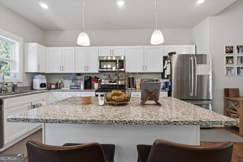 In this beautiful Craftsman ranch, thoughtful design meets - photo 7