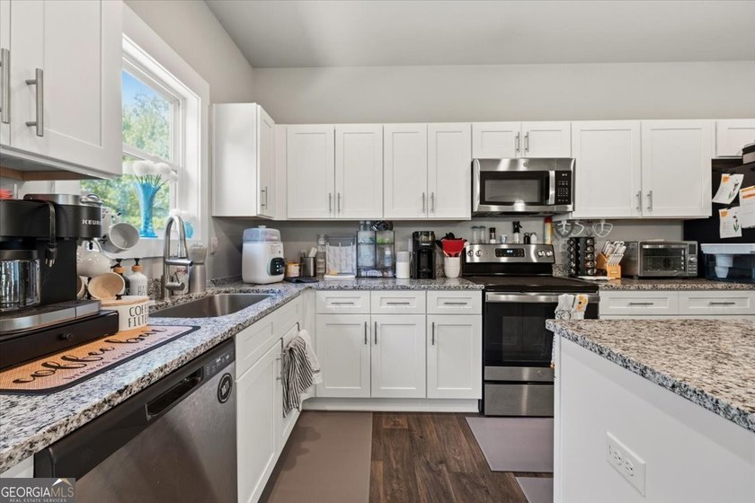 In this beautiful Craftsman ranch, thoughtful design meets - photo 9