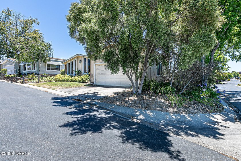 Updated &amp; Move-In Ready! This beautifully maintained 2-bedroom - photo 4