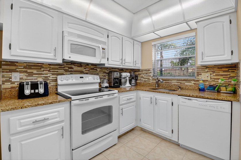 This seller is packed and ready to head up North. Step into this - photo 6