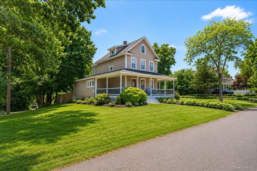 Welcome to this beautifully maintained home nestled in the heart - photo 3