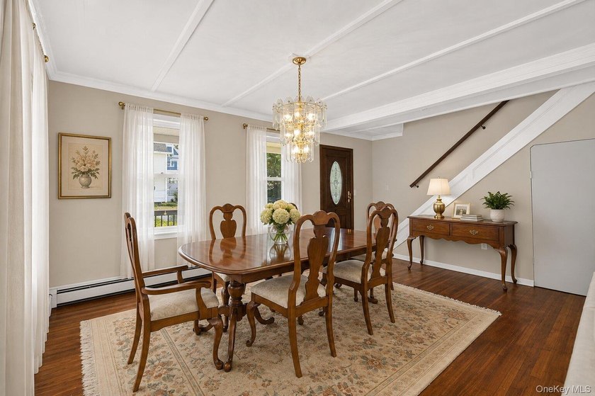 Welcome to this beautifully maintained home nestled in the heart - photo 8