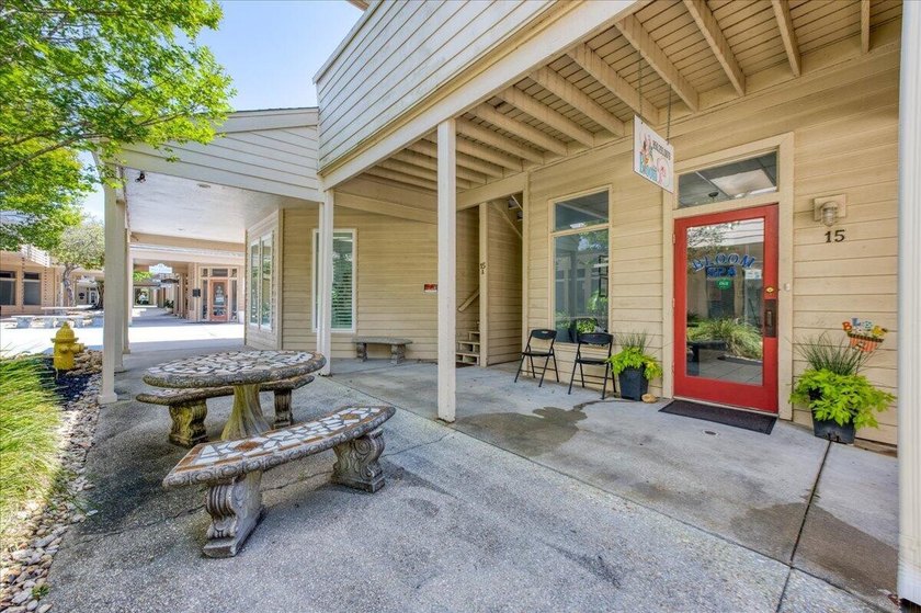 Located in the heart of Harbourtown in Gulf Breeze Proper, this - photo 3