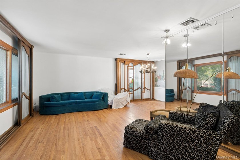 3 bedroom detached ranch with full basement sits midblock on a - photo 3