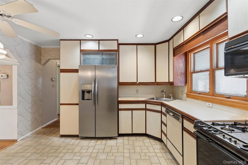 3 bedroom detached ranch with full basement sits midblock on a - photo 9