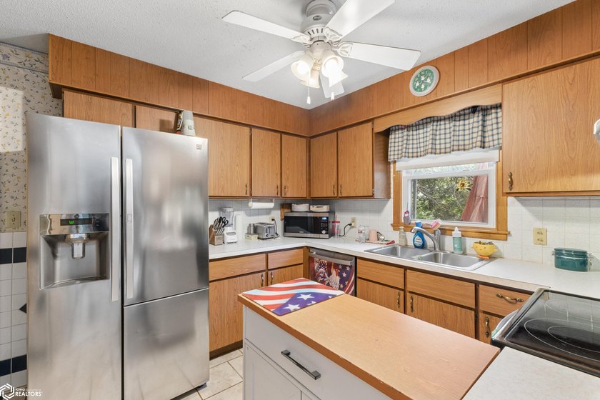 Welcome home to this well-maintained 3-bedroom ranch in a - photo 21