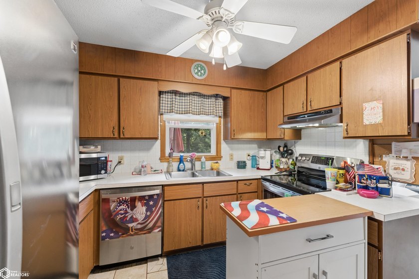 Welcome home to this well-maintained 3-bedroom ranch in a - photo 22