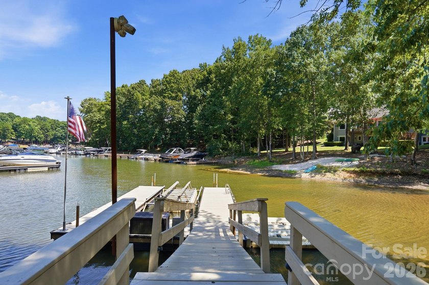 This exceptional 5,200+ square-foot waterfront residence offers - photo 6