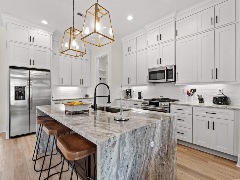Located in the gated Ocean Villas at 67th community, home to - photo 9