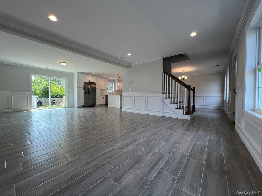 New Center Hall Colonial that features a traditional and modern - photo 3