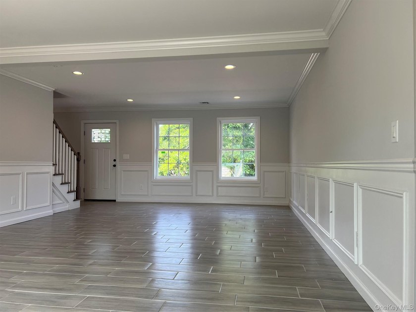 New Center Hall Colonial that features a traditional and modern - photo 4