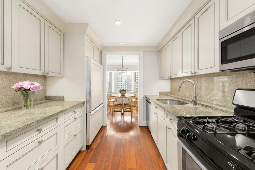 Sun-drenched and beautifully appointed corner two-bedroom - photo 7