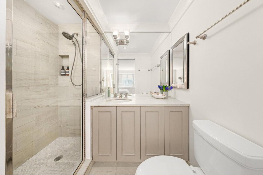 Sun-drenched and beautifully appointed corner two-bedroom - photo 10