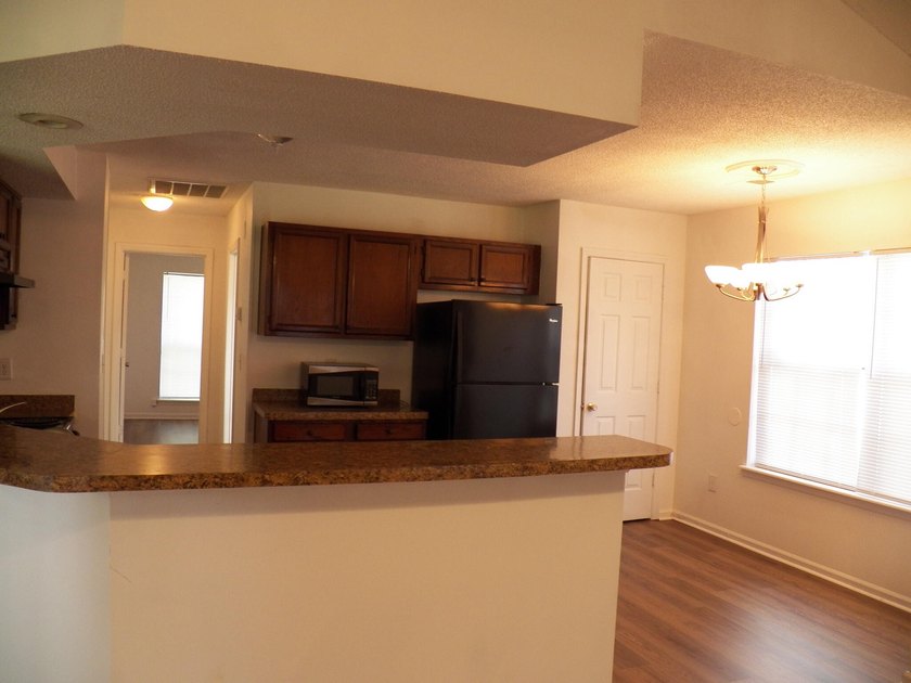 Newly Renovated! New Paint, New LVP Flooring, New ceiling fans - photo 8