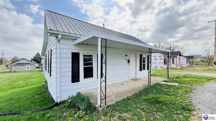 Charming and move-in ready, this 728 sq ft home is conveniently - photo 3