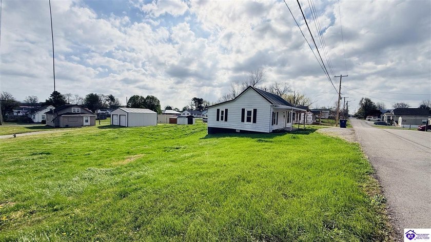 Charming and move-in ready, this 728 sq ft home is conveniently - photo 6