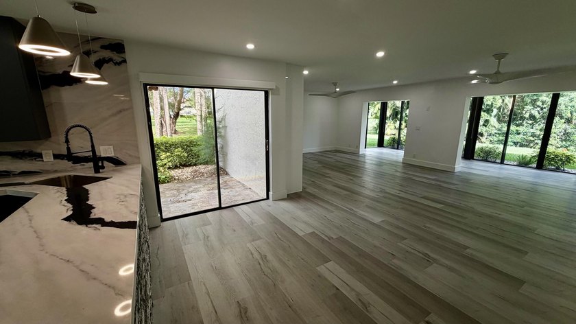 Exceptional &amp; Rarely Available Ground-Floor Corner Residence - photo 11