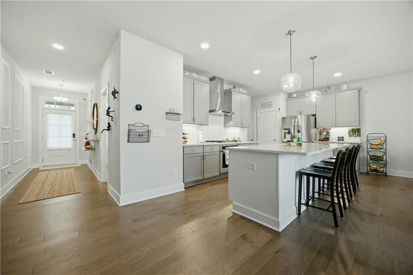 Beautifully upgraded townhome located in the desirable Westshore - photo 3