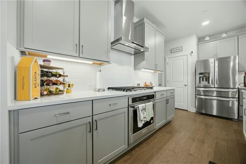 Beautifully upgraded townhome located in the desirable Westshore - photo 4