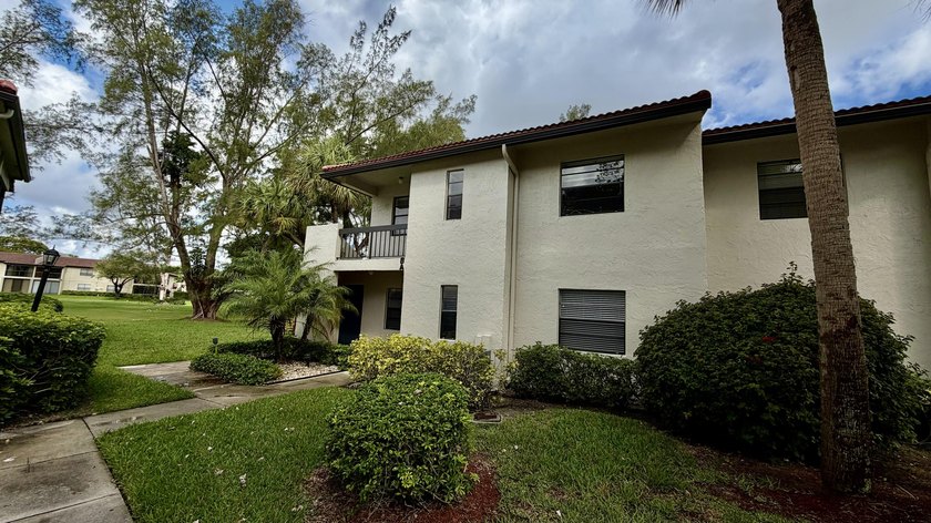 Exceptional &amp; Rarely Available Ground-Floor Corner Residence - photo 34